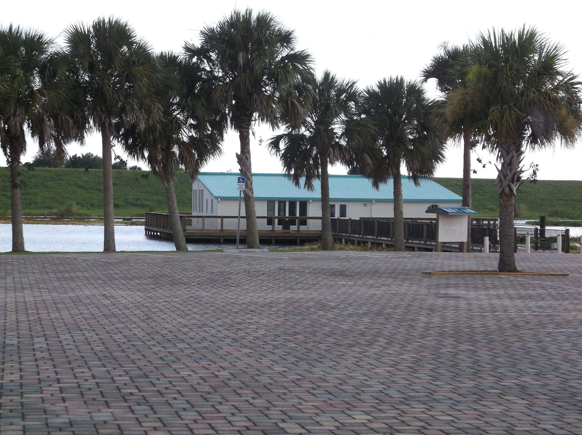 Days Inn & Suites By Wyndham Lake Okeechobee Extérieur photo