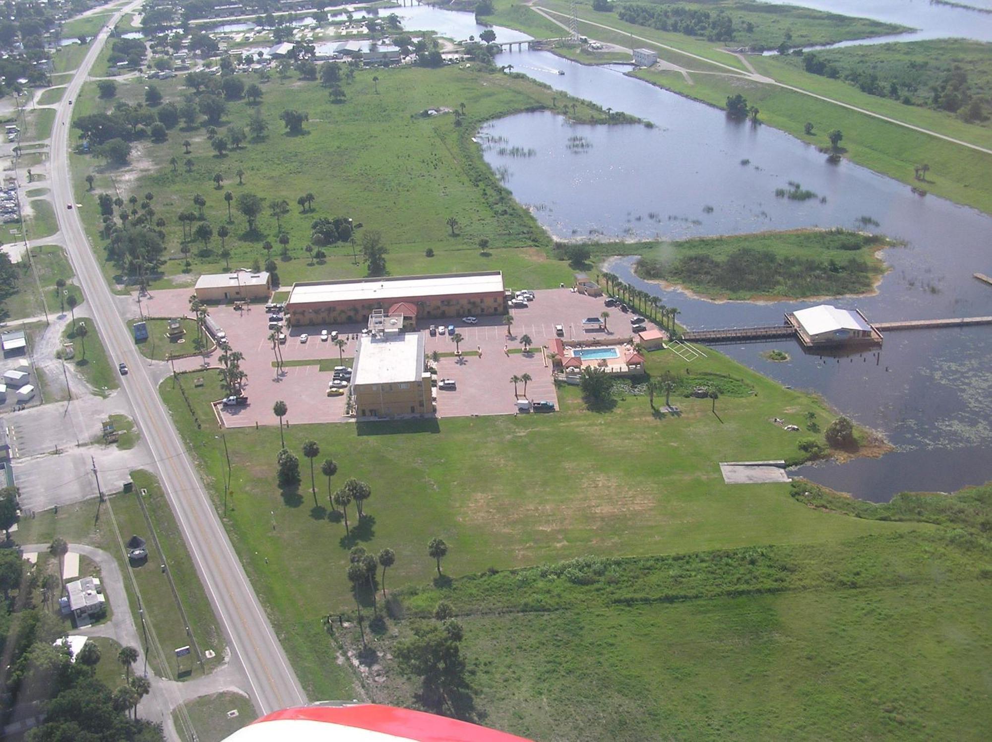 Days Inn & Suites By Wyndham Lake Okeechobee Extérieur photo