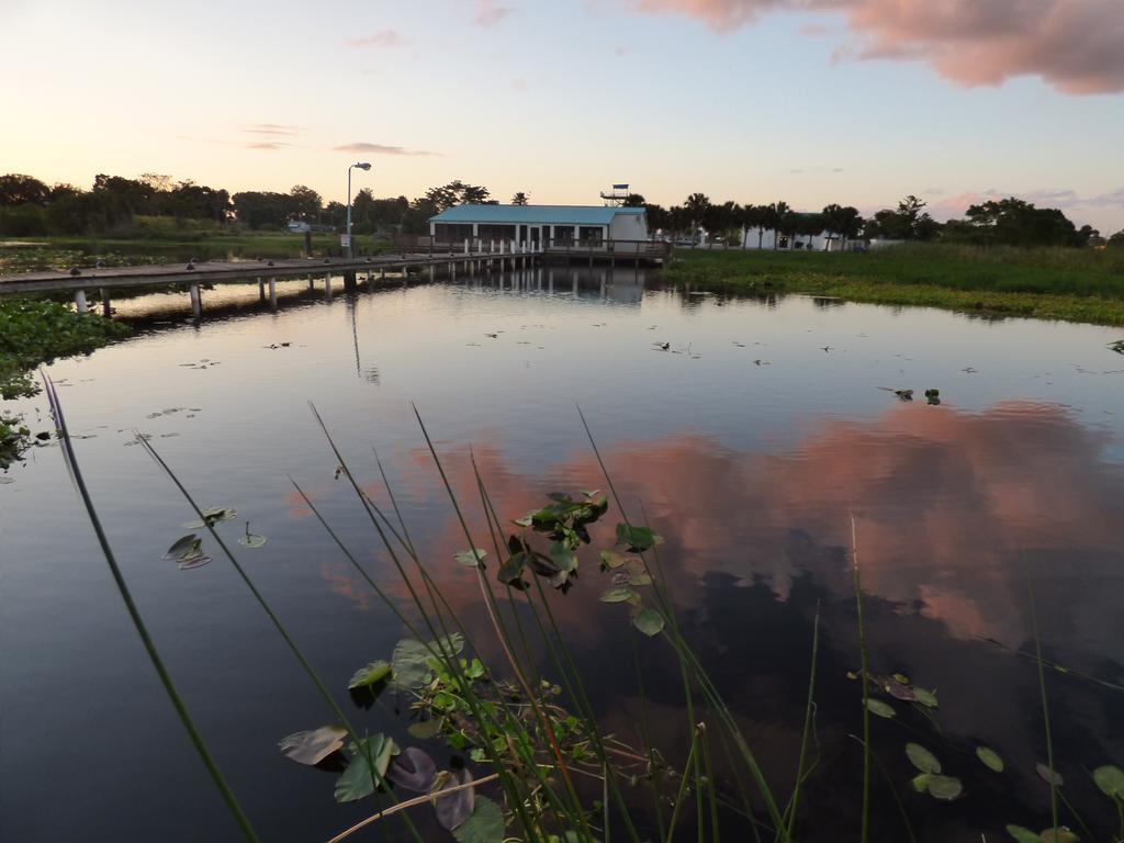 Days Inn & Suites By Wyndham Lake Okeechobee Extérieur photo
